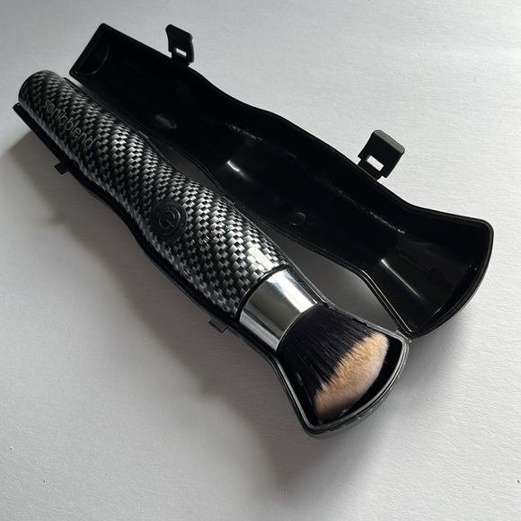 Sonic Blend antimicrobial Makeup brush. Used it for 20 seconds. 3D Flaw fill - Picture 2 of 3